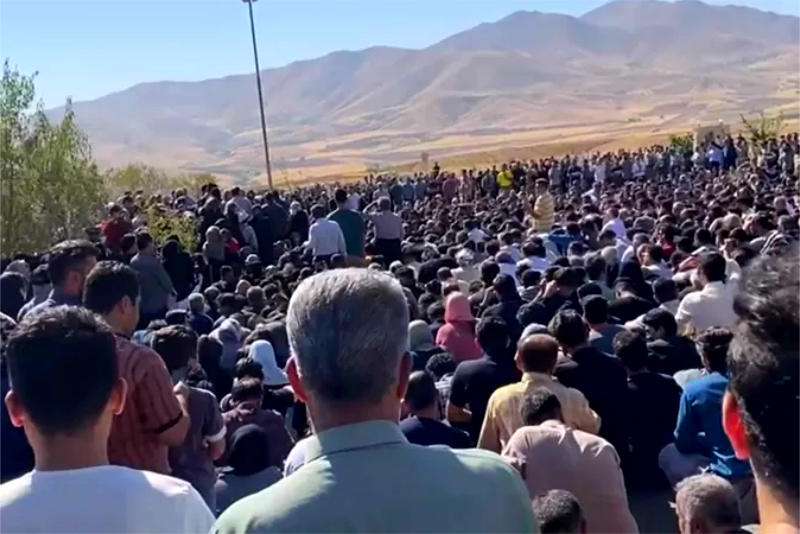 اعتراضها در کردستان؛ «ژینا راه آزادی را برایمان باز کرد» اعتراضها در کردستان؛ «ژینا راه آزادی را برایمان باز کرد»