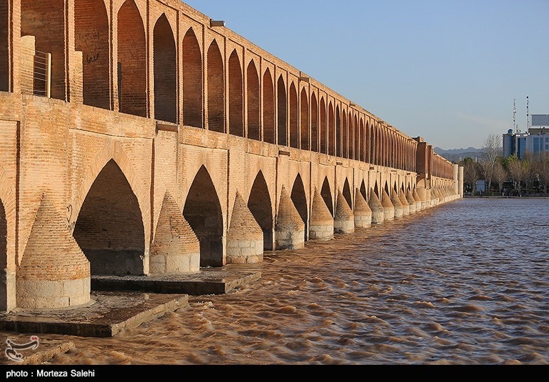 اتراق معتادها در سی و سه پل اصفهان