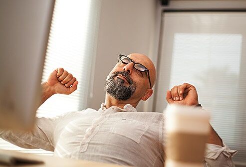 مشکلاتی که نشستن طولانی مدت برای سلامتی ایجاد می‌کند